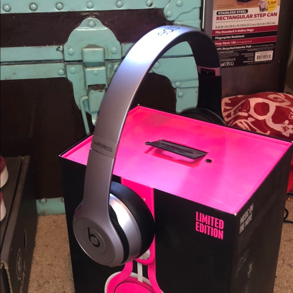 Wireless grey beats.